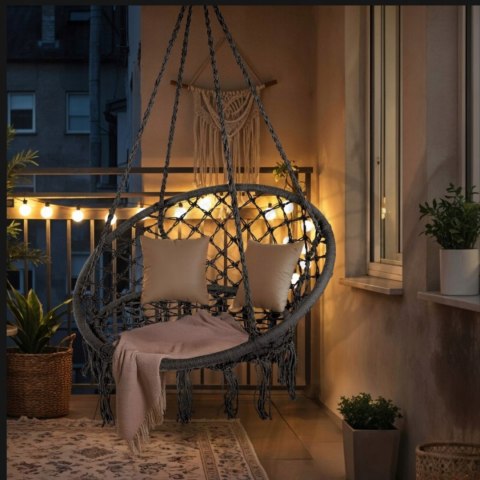 Przytulny balkon z bujakiem